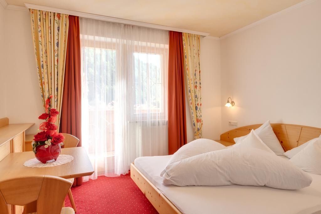 Hotel Theiner Curon Venosta Exterior foto
